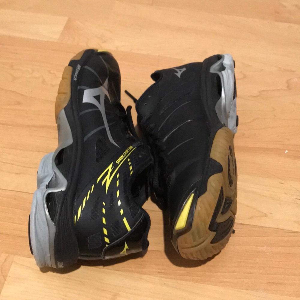 Mizuno Wave Lightning Z Volleyball Shoes (Women)